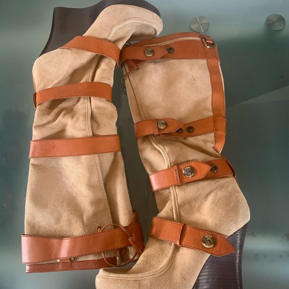 Lamb suede boots with straps - Picture 2 of 2